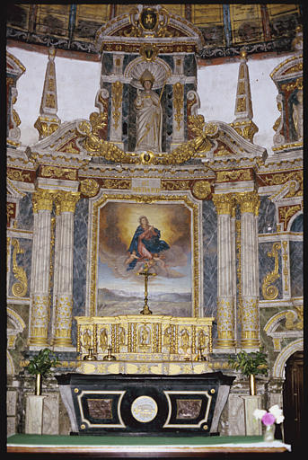 Choeur ; autel, tabernacle, retable (partie centrale), tableau, statue : 'L'Assomption', 'Saint Médard', retable architecturé, orné de guirlandes de fruits, de rosaces, de rinceaux végétaux (vue rapprochée)