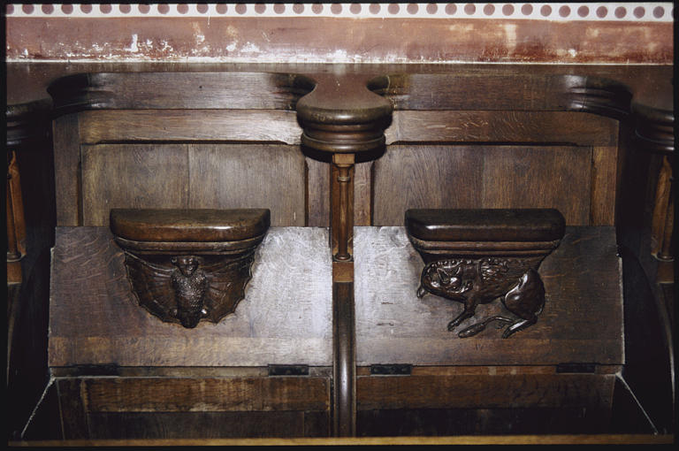 Choeur ; stalles : 2 miséricordes sculptées d'une chauve-souris et d'un animal fantastique (détail) - © Ministère de la Culture (France), Médiathèque du patrimoine et de la photographie, diffusion RMN-GP