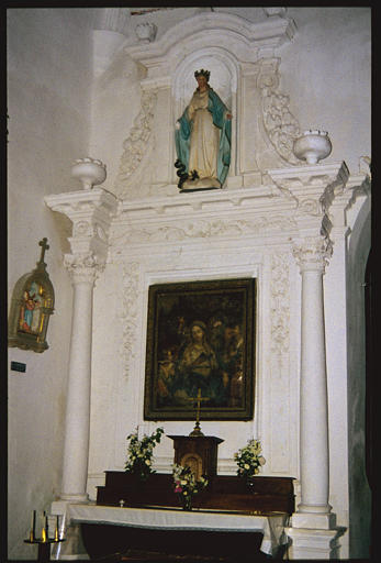 Autel latéral nord ; retable, tableau, statue : 'La Vierge en prière', 'Vierge de l'immaculée Conception', retable architecturé, chutes de fleurs et de fruits, frise de rinceaux végétaux (tableau)