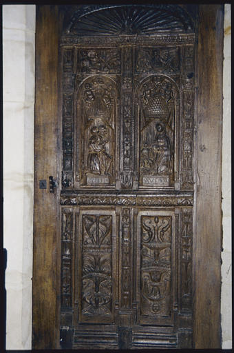 Vantail : 4 panneaux de bois sculptés en bas-relief, 'La Nativité' (registre supérieur), motifs décoratifs de vasques, enroulements et chérubin (registre inférieur) - © Ministère de la Culture (France), Médiathèque du patrimoine et de la photographie, diffusion RMN-GP