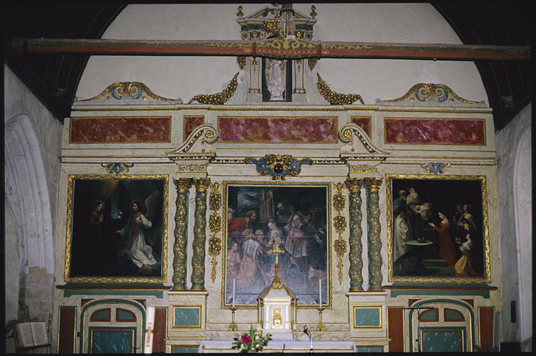 Choeur ; retable, tableaux (3) : 'L'Adoration des Mages' (centre) ; 'L'Annonciation' (gauche), 'La présentation au Temple' (droite), retable architecturé, partie centrale en léger ressaut, cartouches, chutes de fruits, colonnes torses - © Ministère de la Culture (France), Médiathèque du patrimoine et de la photographie, diffusion RMN-GP