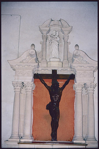 Bas-côté sud ; retable, statues (2) : 'Christ en croix', 'Le bon pasteur', retable architecturé - © Ministère de la Culture (France), Médiathèque du patrimoine et de la photographie, diffusion RMN-GP