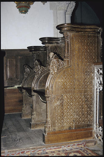 Choeur ; stalles : parecloses sculptées de bustes de moines, jouées gravées d'un motif de quadrillage et de croix (au centre de chaque carreau) - © Ministère de la Culture (France), Médiathèque du patrimoine et de la photographie, diffusion RMN-GP