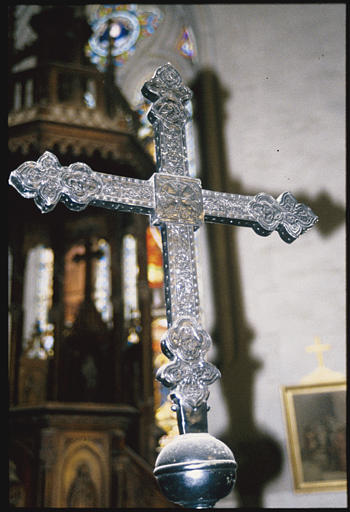 Croix de procession : placage d'argent sur âme de bois, branches pattées et agrémentées d'une pierre jaune pâle translucide, décor au repoussé (revers)