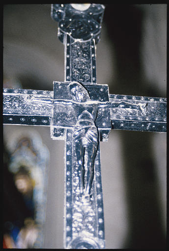 Croix de procession : placage d'argent sur âme de bois, branches pattées, décor au repoussé, détail du Christ en argent (revers)