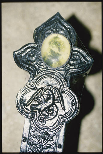 Croix de procession : placage d'argent sur âme de bois, détail d'une branche pattée, agrémentée d'une pierre ovale, jaune pâle, et d'un médaillon quadrilobé au centre duquel est représenté l'aigle de saint Jean