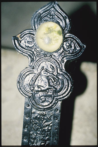 Croix de procession : placage d'argent sur âme de bois, détail d'une branche pattée, agrémentée d'une pierre ovale, jaune pâle, et d'un médaillon quadrilobé au centre duquel est représenté le taureau de saint Marc