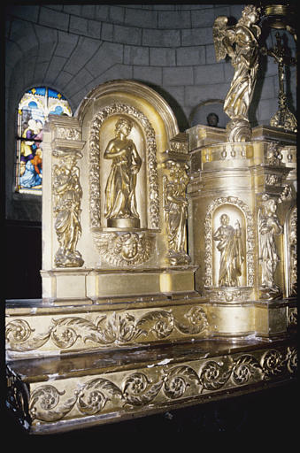 Tabernacle : détail de la moitié gauche, hauts-relief d'un saint barbu, statuette d'un personnage et de deux anges-cariatides (détail)