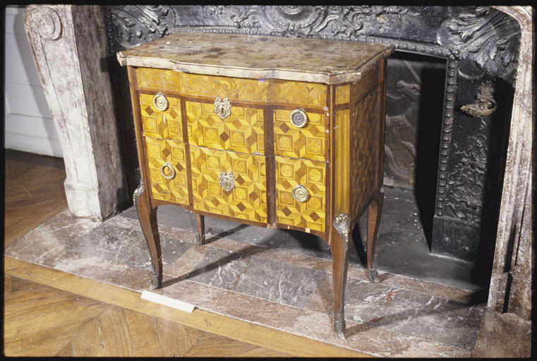 Commode : deux tiroirs en ceinture, à ressaut, pieds galbés, montants droits chanfreinés, plateau de marbre, marqueterie, motifs géométriques et frise de rinceaux, commode Transition