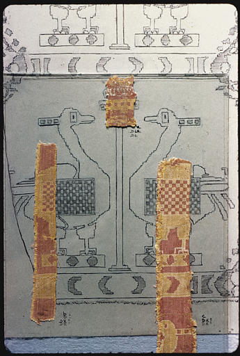 Tissu : 3 fragments à motifs jaunes sur fond rouge, posés sur un dessin qui propose une reconstitution du motif dans son intégralité - © Ministère de la Culture (France), Médiathèque du patrimoine et de la photographie, diffusion RMN-GP