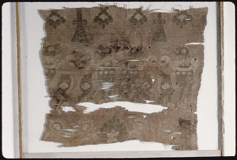 Tissu : fragment, à motif d'animaux (chiens?) affrontés, têtes tournées vers l'arrière, tons de brun - © Ministère de la Culture (France), Médiathèque du patrimoine et de la photographie, diffusion RMN-GP