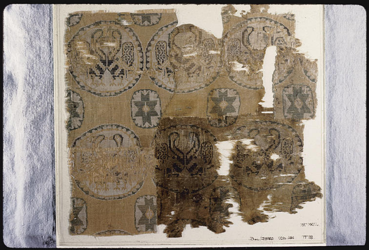 Tissu : fragment, frise de médaillons encerclant une étoile placée entre deux frise de médaillons à oiseaux affrontés - © Ministère de la Culture (France), Médiathèque du patrimoine et de la photographie, diffusion RMN-GP