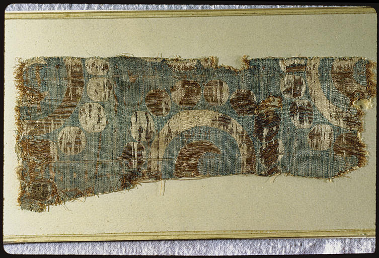 Tissu : fragment, médaillons blancs sur fond bleu composés de deux cercles concentriques (dont un formé de perles) - © Ministère de la Culture (France), Médiathèque du patrimoine et de la photographie, diffusion RMN-GP