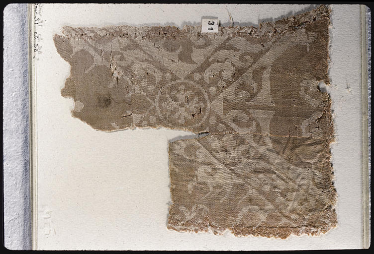 Tissu : fragment, motif de bandes ornées de branchages se croisant, motifs végétaux, petit médaillon à croix pattée - © Ministère de la Culture (France), Médiathèque du patrimoine et de la photographie, diffusion RMN-GP