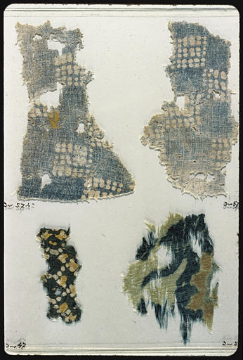 Tissu : 4 fragments, deux à motifs de carrés formés par des points blancs, sur fond bleu, un fragment à poids blancs et beiges sur fond noir, un fragment à taches blanche et beige sur fond bleu - © Ministère de la Culture (France), Médiathèque du patrimoine et de la photographie, diffusion RMN-GP