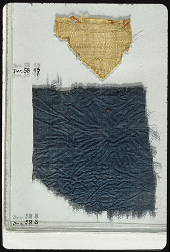 Tissu : 2 fragments, l'un jaune (soie?), l'autre bleu - © Ministère de la Culture (France), Médiathèque du patrimoine et de la photographie, diffusion RMN-GP