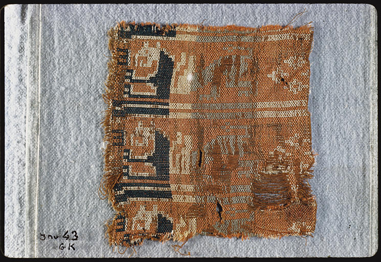 Tissu : fragment, trois rangées superposées de griffons stylisés sur fond rouge - © Ministère de la Culture (France), Médiathèque du patrimoine et de la photographie, diffusion RMN-GP