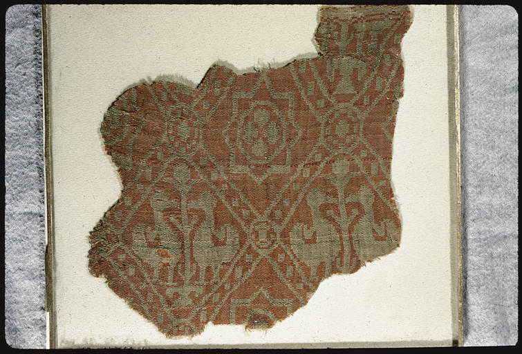 Tissu : fragment, canards affrontés et étoiles dans un réseau de losanges reliés entre eux, motifs blancs sur fond rouge - © Ministère de la Culture (France), Médiathèque du patrimoine et de la photographie, diffusion RMN-GP