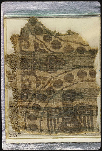 Tissu : fragment, oiseau aux ailes déployées stylisé, motifs géométriques, brun sur fond beige (revers) - © Ministère de la Culture (France), Médiathèque du patrimoine et de la photographie, diffusion RMN-GP