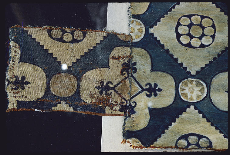 Tissu : fragment, placé près d'une reproduction du motif dans sa totalité, losange, motif quadrilobé présentant un petit losange central 'patté', étoile - © Ministère de la Culture (France), Médiathèque du patrimoine et de la photographie, diffusion RMN-GP