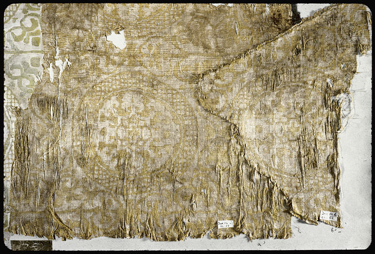 Tissu : en deux fragments, motifs végétaux et géométriques en blanc sur fond jaune, grands médaillons circulaires, croix centrale - © Ministère de la Culture (France), Médiathèque du patrimoine et de la photographie, diffusion RMN-GP