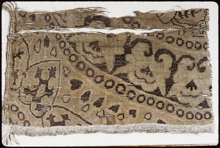 Tissu : fragment, tons de brun, motifs géométriques, coeurs, frise de perles, motifs végétaux stylisés - © Ministère de la Culture (France), Médiathèque du patrimoine et de la photographie, diffusion RMN-GP