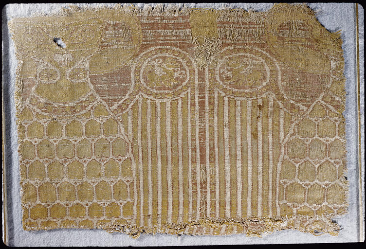 Tissu : fragment, paire d'oiseaux stylisés, ailes déployées, affrontés, tons rouge et jaune (motif lacunaire) - © Ministère de la Culture (France), Médiathèque du patrimoine et de la photographie, diffusion RMN-GP