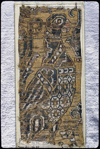 Tissu : fragment, oiseau de profil, stylisé, plumage représenté par des motifs géométriques, dont des étoiles - © Ministère de la Culture (France), Médiathèque du patrimoine et de la photographie, diffusion RMN-GP