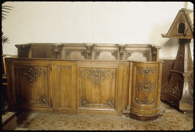 Choeur ; stalles : quatre sièges, bois sculpté d'arabesques, coquilles et rosace, panneau extrémité droite cintré - © Ministère de la Culture (France), Médiathèque du patrimoine et de la photographie, diffusion RMN-GP