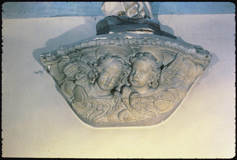 Chapelle nord ; console : bois sculpté en bas relief de deux chérubins émergeant de nuées - © Ministère de la Culture (France), Médiathèque du patrimoine et de la photographie, diffusion RMN-GP