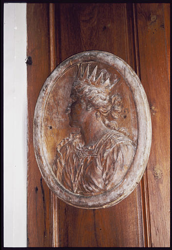 Bas-relief : 'Sainte Reine', de profil, dans un médaillon ovale, bois sculpté