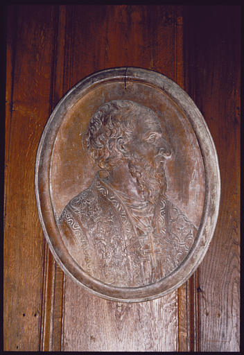 Bas-relief : 'Saint Claude', de profil, dans un médaillon ovale, bois sculpté