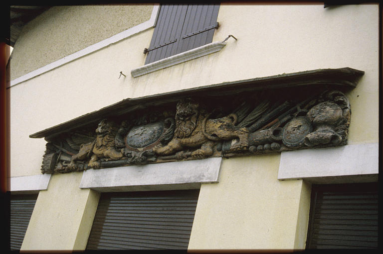 Bas-relief : fragment d'un linteau (?), deux lions encadrant un cartouche, trophées d'armes, bois sculpté, polychrome