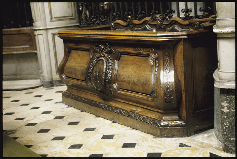 Banc de choeur : banquette avec garde-corps en forme d'autel galbé sur la face antérieure, décor de moulures, de feuilles de laurier, médaillon à trophée, guirlandes de fleurs (vue de trois quart) - © Ministère de la Culture (France), Médiathèque du patrimoine et de la photographie, diffusion RMN-GP