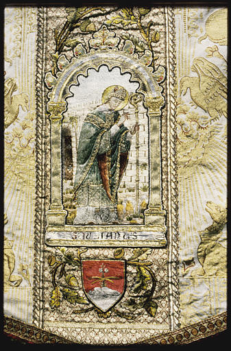 Chasuble : détail d'un des motifs brodés de l'orfroi, saint Julien et le miracle de la source