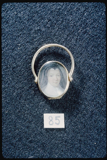 Bague : bague à monture en or et médaillon au portrait de Louise de France, dite Madame Louise ou Madame Dernière, fille de Louis XV