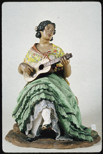 Statue : statuette d'une espagnole jouant de la guitare, terre cuite peinte