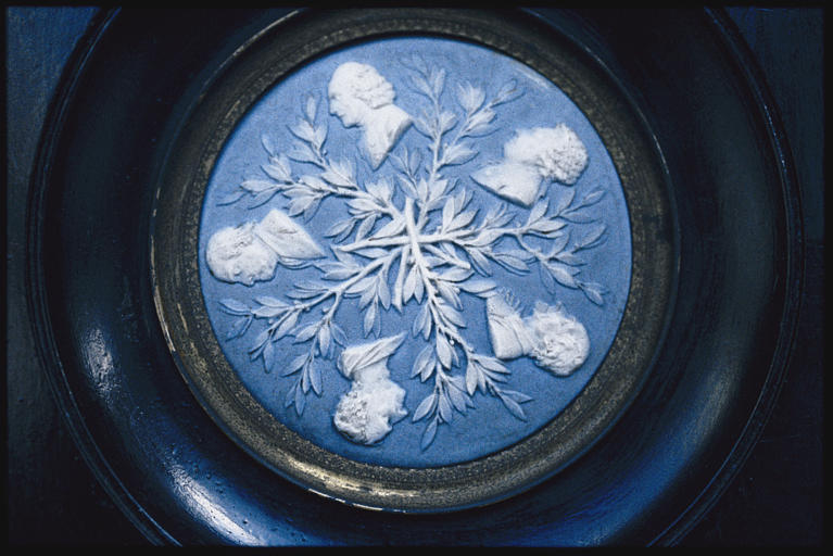 Médaillon : porcelaine de Wedgewood à fond bleu et portraits de profil en relief, blancs, d'hommes célèbres