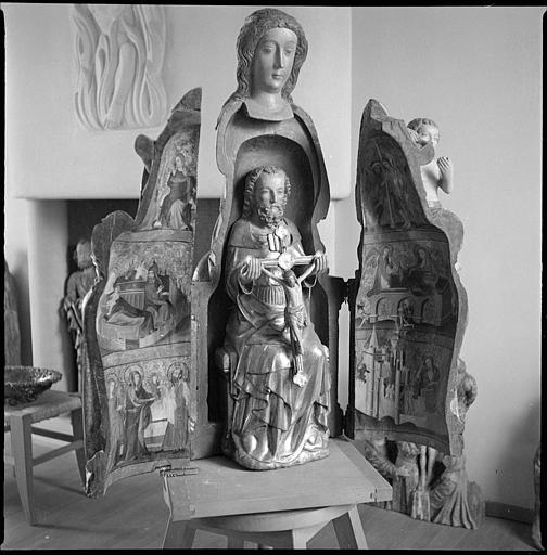 Statue ouvrante : Vierge à l'Enfant allaitant, ouvrant sur une Trinité, parois intérieures peintes de plusieurs scènes, l'Annonciation, la Nativité, la Présentation au Temple, la Flagellation, la Résurrection, la Descente aux Limbes ; après restauration (vue légèrement de trois quart, ouverte)