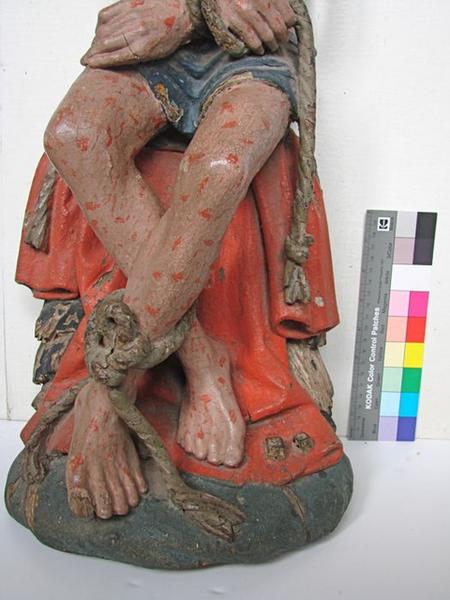 statue : Christ aux liens, vue partielle