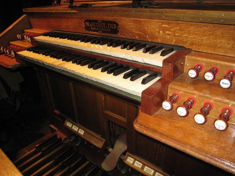 orgue de tribune, vue générale du clavier