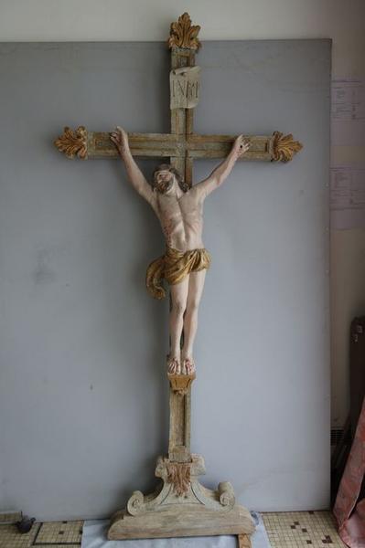 statue : Christ en croix, vue générale