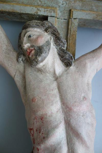 statue : Christ en croix, vue partielle