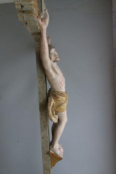 statue : Christ en croix, profil droit, vue générale