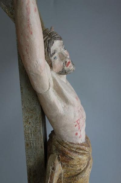 statue : Christ en croix, vue partielle