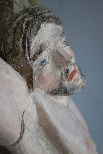 statue : Christ en croix, détail