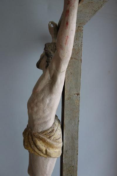 statue : Christ en croix, profil gauche, vue partielle