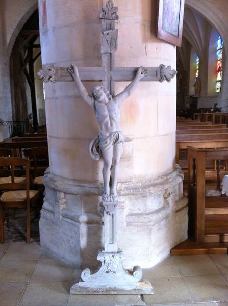 statue : Christ en croix, vue générale