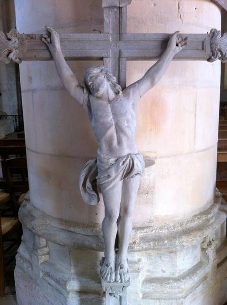 statue : Christ en croix, vue générale