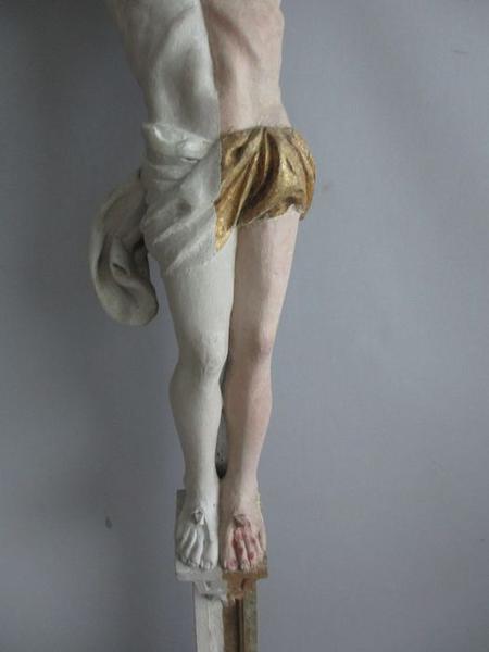 statue : Christ en croix, vue partielle